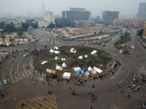 استمرار اعتصام معارضي مرسي مع تواصل الاشتباكات 