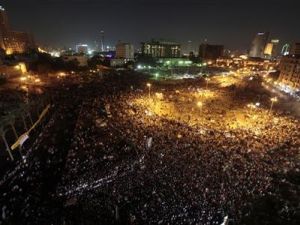 متظاهرون يحتشدون بميدان التحرير بوسط القاهرة يوم الاحد. 
