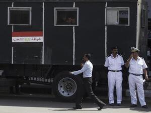 شرطيان بجوار مركبة بميدان التحرير في القاهرة
