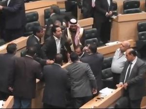 النائب طلال الشريف (وسط الصورة) خلال مشاجرة سابقة في مجلس النواب
