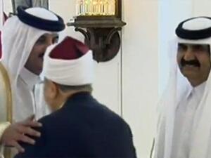 الامير تميم بن حمد يقبل الشيخ يوسف القرضاوي