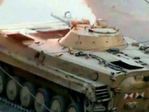 دبابة للجيش السوري تطلق النار في حي سقبا في دمشق