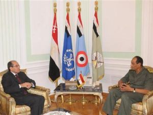 المشير محمد حسين طنطاوي رئيس المجلس العسكري الحاكم في مصر حاليا (الى اليمين) أثناء استقباله القيادي في المجلس الوطني الانتقالي الليبي محمود جبريل في القاهر
