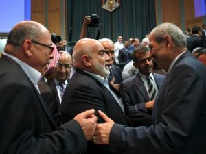 الطراونة (يمين) يتلقى تهاني النواب عقب نيل حكومته للثقة