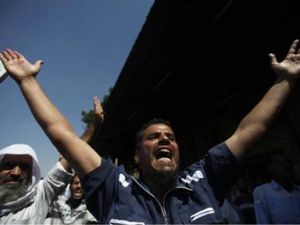 مؤيدو الرئيس المصري المعزول محمد مرسي اثناء مظاهرة أمام مسجد التوحيد في القاهرة