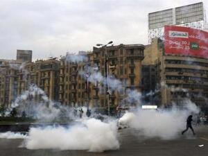 الشرطة تطلق الغاز المسيل للدموع في ميدان التحرير بالقاهرة أول ديسمبر كانون الأول 2013.
