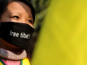 تيبتية تشارك في تظاهرة منددة بعنف الشرطة الصينية في نيودلهي
