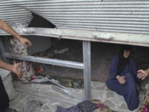 امرأة تختبيء داخل متجر في قرية تريمسة قرب حماة
