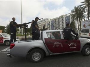 عناصر تابعة لمجلس الأمن الليبي الأعلى تقوم بدورية في شوارع طرابلس