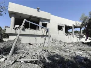  صورة التقطت تحت اشراف حكومي) ارجوحة امام ما وصفه سكان محليون بانه منزل عبدالله السنوسي في طرابلس 
