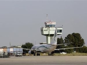 طائرة في مطار طرابلس الدولي
 طائرة في مطار طرابلس الدولي