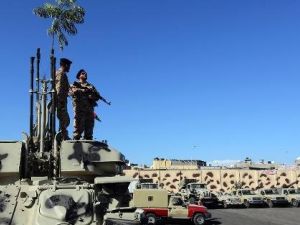 عناصر ميليشيا من الزنتان يخلون مقرهم في طرابلس
