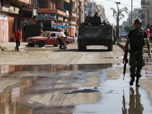 جندي لبناني اثناء دورية أمنية بمدينة طرابلس