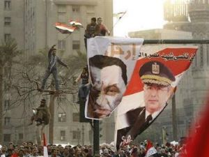 متنظاهرون ييلوحون باعلام في ميدان التحرير