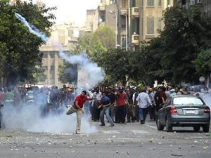 مؤيدون للرئيس المصري المعزول محمد مرسي اثناء اشتباكات مع قوات الامن وسكان في وسط القاهرة يوم الثلاثاء
