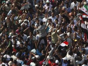 متظاهرون في ميدان التحرير بوسط القاهرة يوم الثلاثاء
