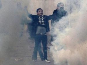 ارشيف/ متظاهر تونسي وسط دخان قنبلة مسيلة للدموع