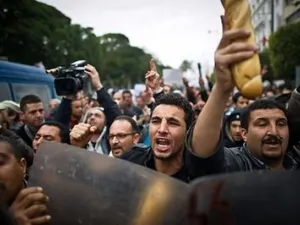 تونسيون يتظاهرون ضد الحكومة الجديدة