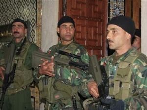 افراد من الجيش التونسي مناوبون في تونس العاصمة 
