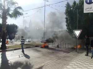 اضطرابات بين الشرطة ومتظاهرين بالقرب من سيدي بوزيد في تونس 