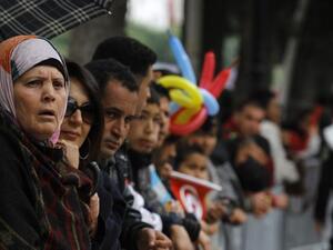 تونسيون يشاهدون احتفالات الثورة
