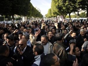 تونسيون يتظاهرون في العاصمة الثلاثاء