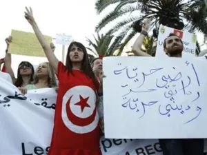 تونسيون يرفعون لافتات ويرددون هتافات أثناء مظاهرة بتونس 
