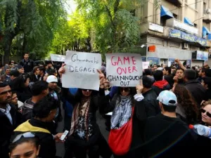 متظاهرون في تونس للمطالبة برحيل رئيس الوزراء محمد الغنوشي في 20 شباط/فبراير
