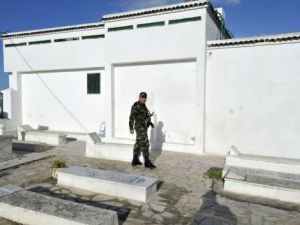 رجل امن يحرس احدى المنشآت