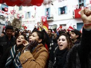 اعضاء في اتحاد الشغل التونسي يرددون هتافات أثناء احتجاج في تونس
