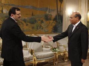 الرئيس التونسي المنصف المرزوقي يصافح رئيس الوزراء المستقيل علي العريض (الى اليسار)
