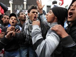 متظاهرون يرددون شعارات مناهضة امام مكتب رئيس الوزراء التونسي