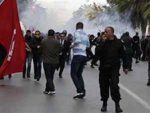 محتجون يفرون خلال مواجهات مع الشرطة في تونس العاصمة
 محتجون يفرون خلال مواجهات مع الشرطة في تونس العاصمة