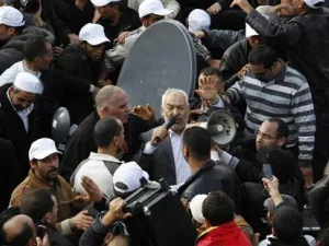 الغنوشي يتحدث الى انصاره بعد عودته الى تونس