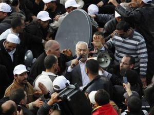 الغنوشي يتحدث الى انصاره بعد عودته الى تونس