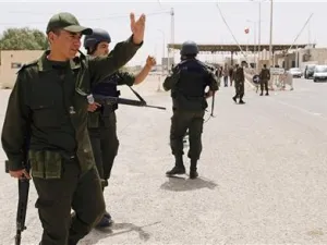 جنود تونسيون عند المنطقة الحدودية مع ليبيا
