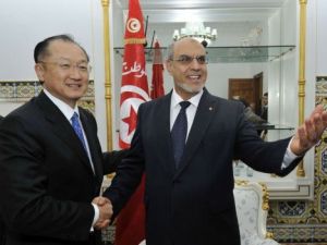 جيم يونغ كيم يصافح رئيس الوزراء التونسي حمادي الجبالي