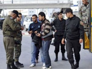 الشرطة تسال مواطنين عن هوياتهم في منوبة 
