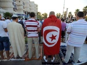 معارضون في تونس يؤدون صلاة العيد