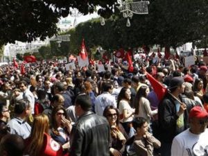 محتجون في مظاهرة مناهضة للاسلاميين في تونس 
