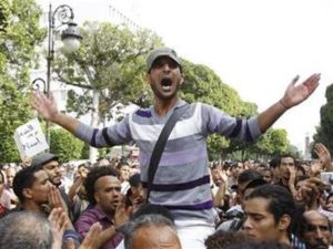 تونسيون يرددون هتافات أثناء مظاهرة في تونس يوم الاثنين