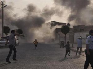 دخان يتصاعد بعد سقوط قذيفة مورتر في أكاكالي على الحدود السورية التركية
