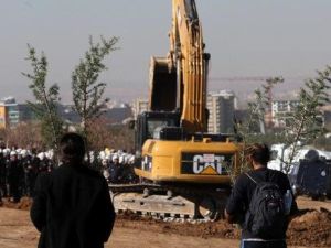 محتجون يتوجهون نحو الشرطة التركية وحفارة اثناء نقلها اشجارا في موقع بناء طريق في انقرة