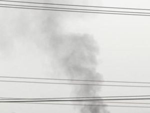 دخان يتصاعد على الحدود السورية التركية يوم الاثنين
