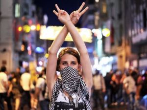 احدى المتظاهرات في اسطنبول تشير بيديها بعلامة النصر