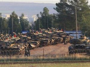 دبابات تركية متمركزة قرب الحدود مع سوريا
