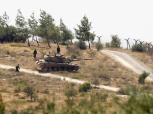 دبابة تركية تتمركز عند موقع عسكري على الحدود مع سوريا
