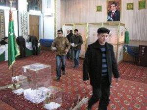 تركمان يدلون باصواتهم في الانتخابات التشريعية في عشق اباد
