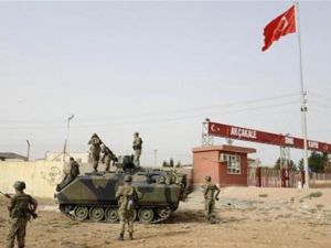 جنود اتراك يتخذون مواقعهم بحنوب البلاد على الحدود مع سوريا