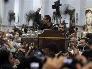 اقارب اربعة ضحايا قتلوا في هجوم على حفل زفاف يوم الاحمد يحضرون جنازاتهم في كنيسة العذراء في القاهرة
